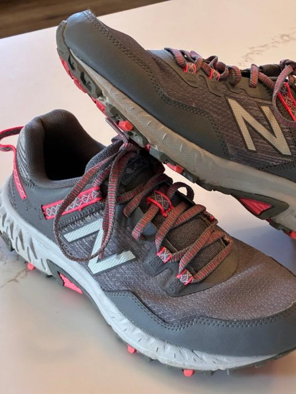 New Balance NB 410 V6 Women's Gray & DayGlo Pink Trail Running Shoes US Size 9